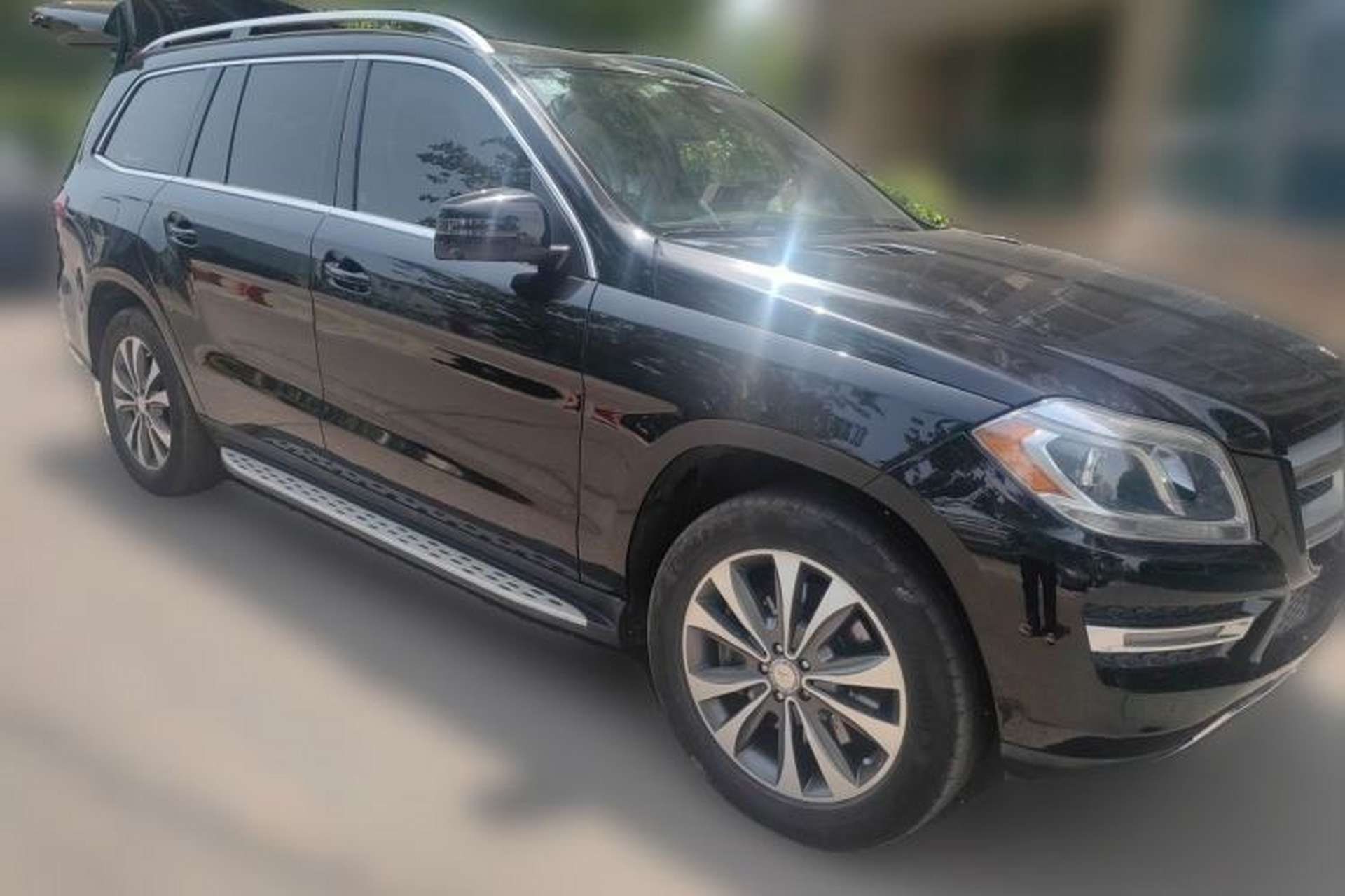 Used Mercedes-Benz GL-Class  Front Right 45 Deg