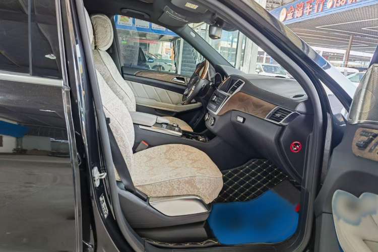 Used Mercedes-Benz GL-Class 2013 GL 500 4MATIC Interior 3