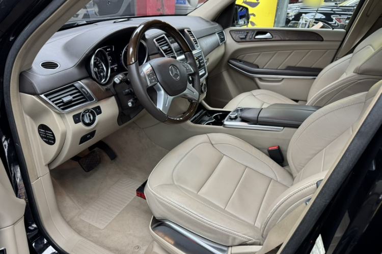 Used Mercedes-Benz GL-Class 2013 GL 500 4MATIC Interior 4