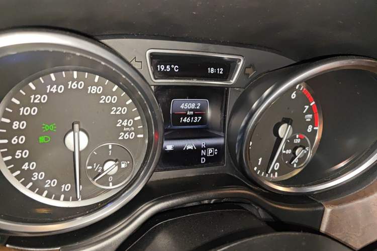 Used Mercedes-Benz GL-Class 2013 GL 500 4MATIC Odometer Close Up