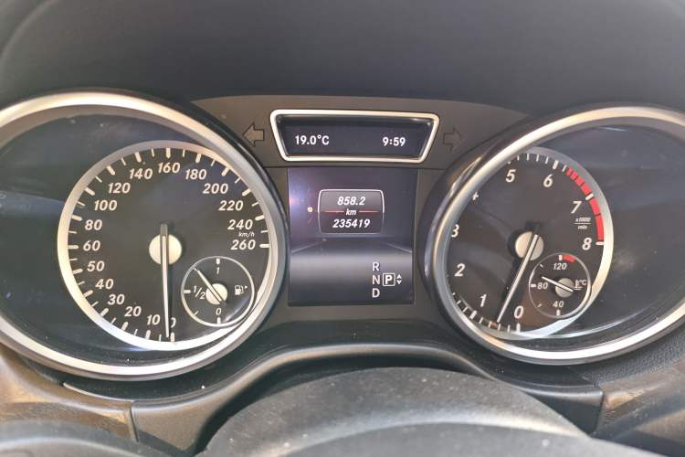 Used Mercedes-Benz GL-Class 2013 GL 500 4MATIC Odometer Close Up