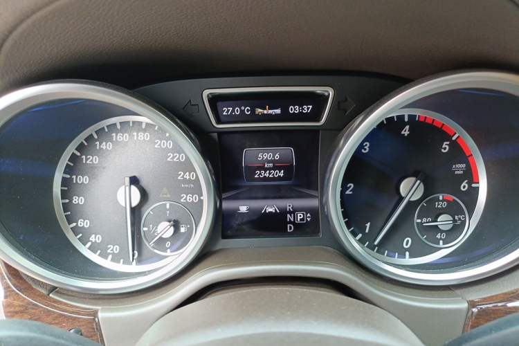 Used Mercedes-Benz GL-Class  Odometer Close Up