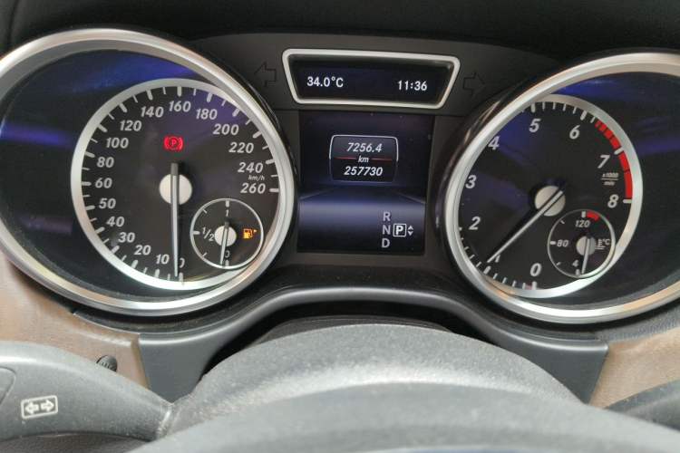 Used Mercedes-Benz GL-Class 2013 GL 500 4MATIC Odometer Close Up