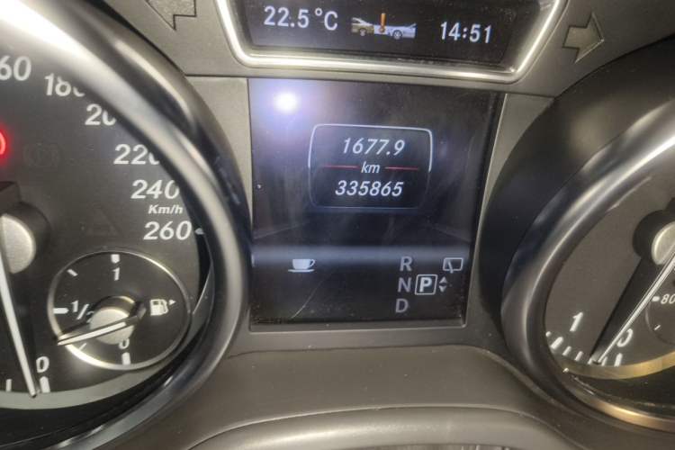 Used Mercedes-Benz GL-Class 2013 GL 500 4MATIC Odometer Close Up