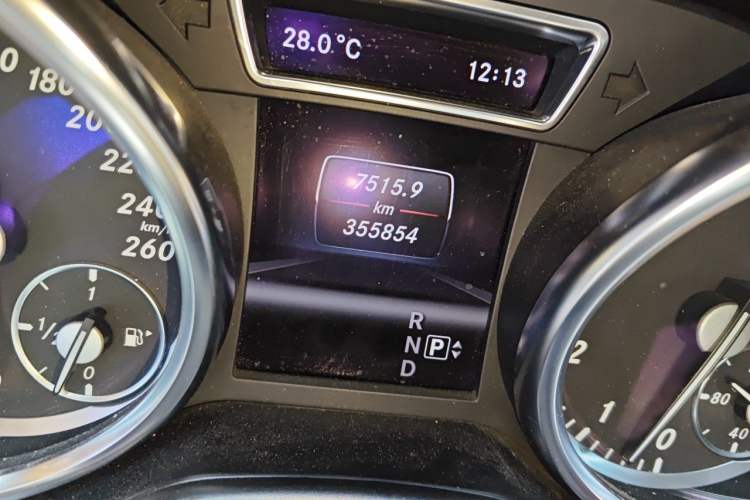 Used Mercedes-Benz GL-Class 2013 GL 500 4MATIC Odometer Close Up