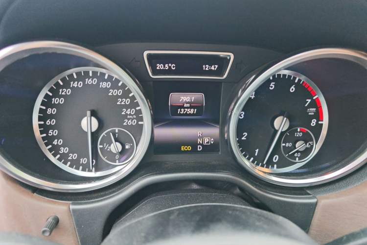 Used Mercedes-Benz GL-Class 2013 GL 500 4MATIC Odometer Close Up