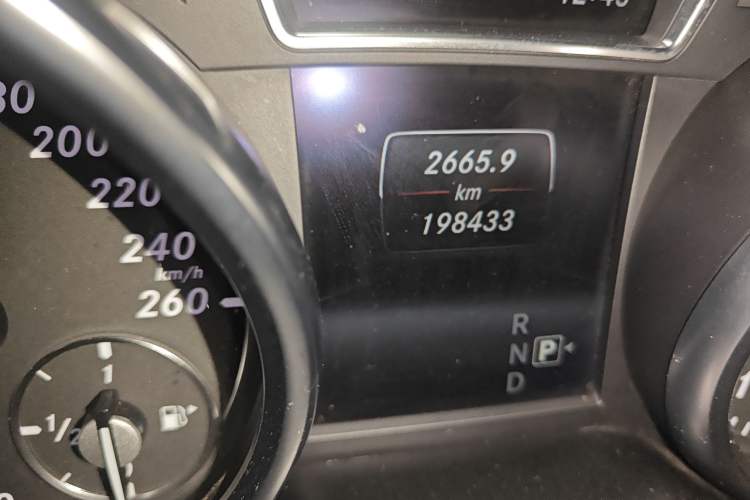 Used Mercedes-Benz GL-Class 2013 GL 500 4MATIC Odometer Close Up