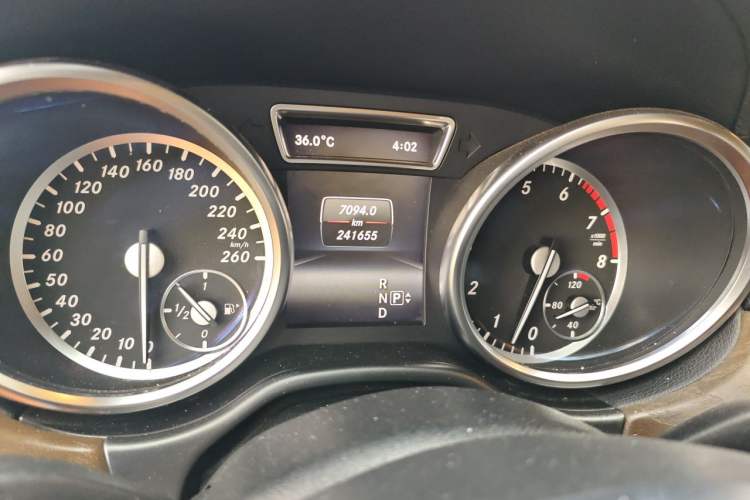 Used Mercedes-Benz GL-Class 2013 GL 500 4MATIC Odometer Close Up