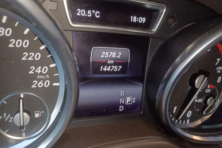 Used Mercedes-Benz GL-Class 2013 GL 500 4MATIC Odometer Close Up
