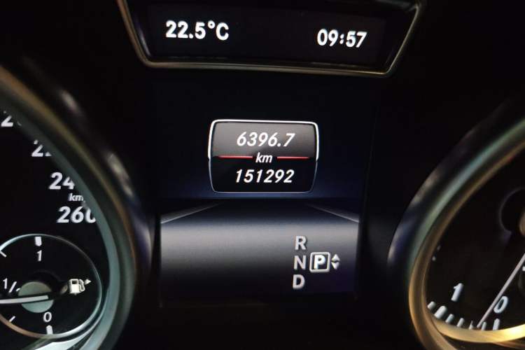 Used Mercedes-Benz GL-Class 2013 GL 500 4MATIC Odometer Close Up