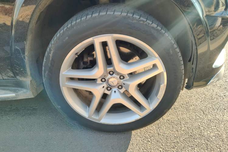 Used Mercedes-Benz GL-Class 2013 GL 500 4MATIC Right Front Wheel Hub