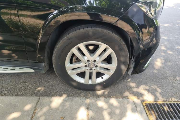 Used Mercedes-Benz GL-Class  Right Front Wheel Hub