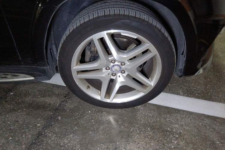 Used Mercedes-Benz GL-Class 2013 GL 500 4MATIC Right Front Wheel Hub