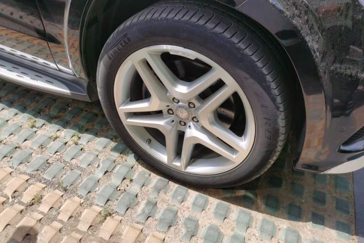 Used Mercedes-Benz GL-Class  Right Front Wheel Hub