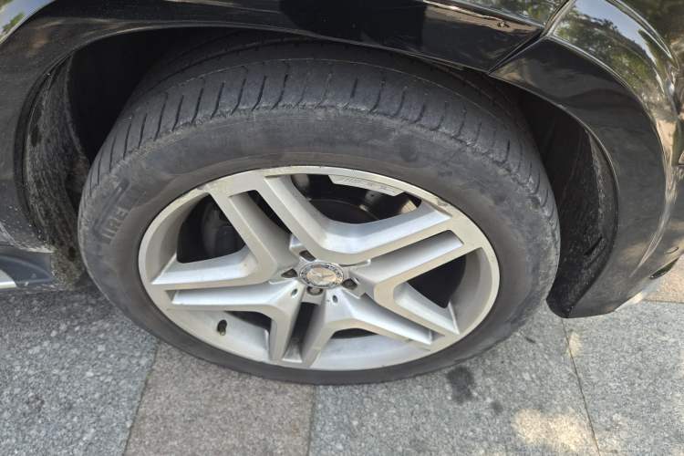 Used Mercedes-Benz GL-Class 2013 GL 500 4MATIC Right Front Wheel Hub