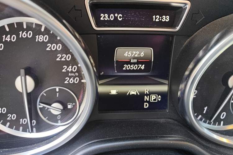 Used Mercedes-Benz GL-Class 2013 GL 500 4MATIC Odometer Close Up
