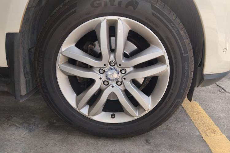 Used Mercedes-Benz GL-Class  Right Front Wheel Hub