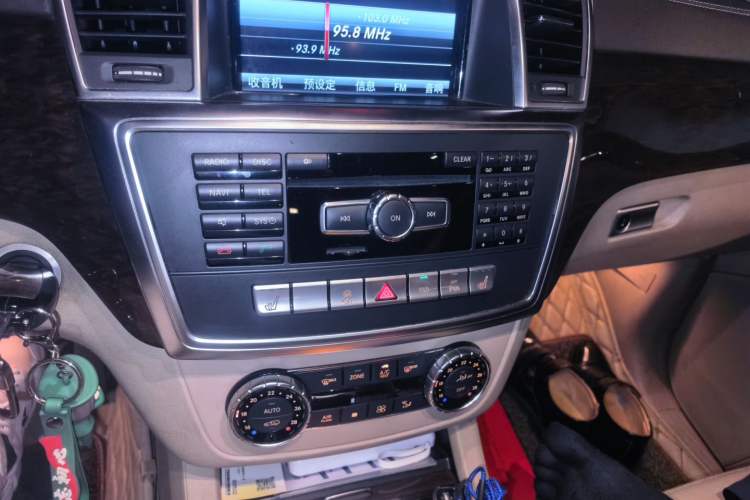 Used Mercedes-Benz GL-Class 2014 GL 350 CDI 4MATIC Audio And AC Panel