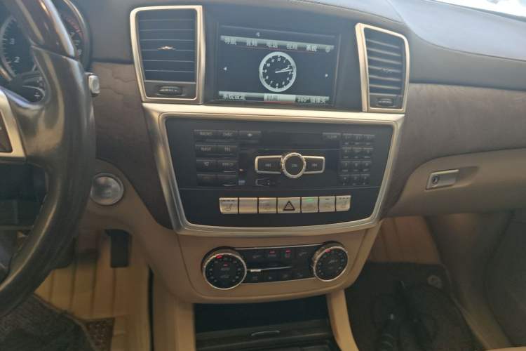 Used Mercedes-Benz GL-Class 2014 GL 400 4MATIC Luxury Model Audio And AC Panel