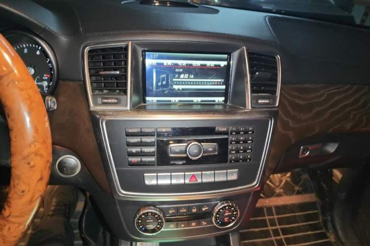 Used Mercedes-Benz GL-Class 2014 GL 400 4MATIC Luxury Model Audio And AC Panel