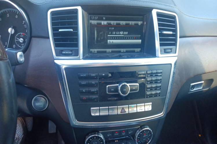 Used Mercedes-Benz GL-Class 2014 GL 400 4MATIC Luxury Model Audio And AC Panel