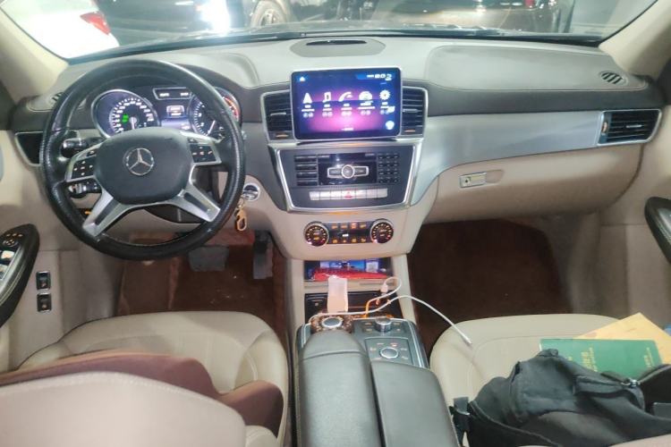 Used Mercedes-Benz GL-Class 2014 GL 400 4MATIC Dynamic Model Center Console