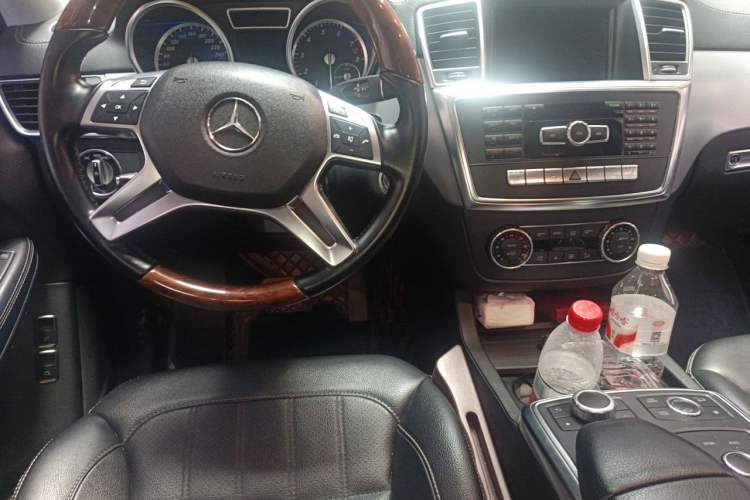 Used Mercedes-Benz GL-Class 2014 GL 400 4MATIC Dynamic Model Center Console