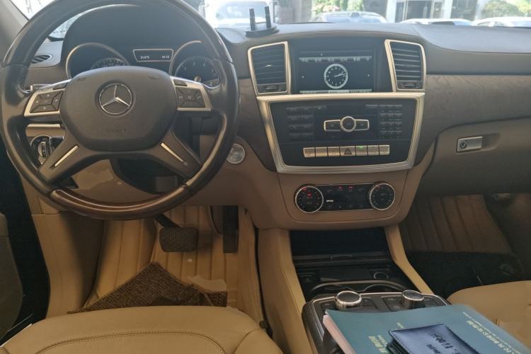 Used Mercedes-Benz GL-Class 2014 GL 400 4MATIC Luxury Model Center Console