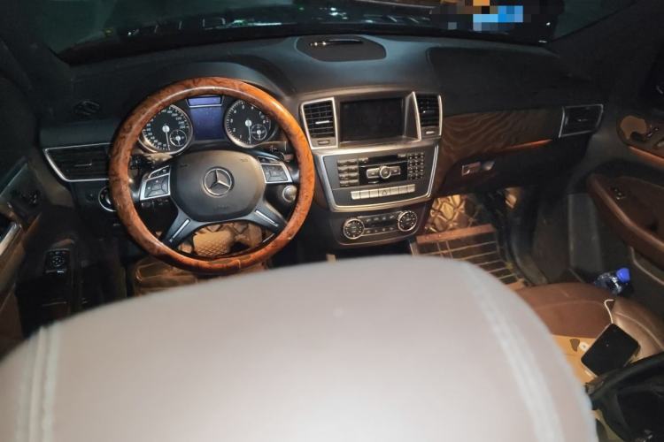 Used Mercedes-Benz GL-Class 2014 GL 400 4MATIC Luxury Model Center Console