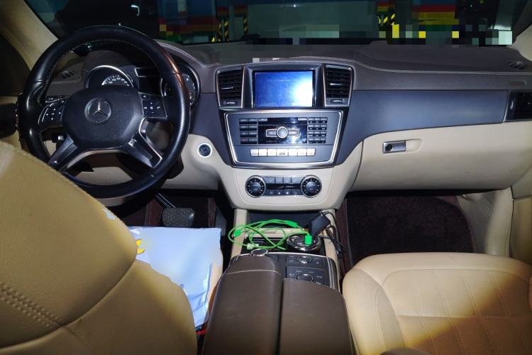 Used Mercedes-Benz GL-Class 2014 GL 400 4MATIC Dynamic Model Center Console