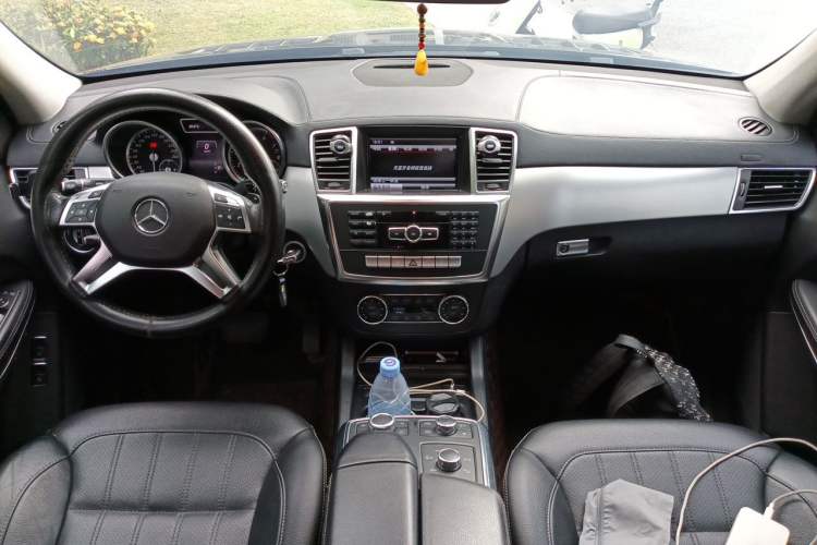Used Mercedes-Benz GL-Class 2014 GL 400 4MATIC Dynamic Model Center Console