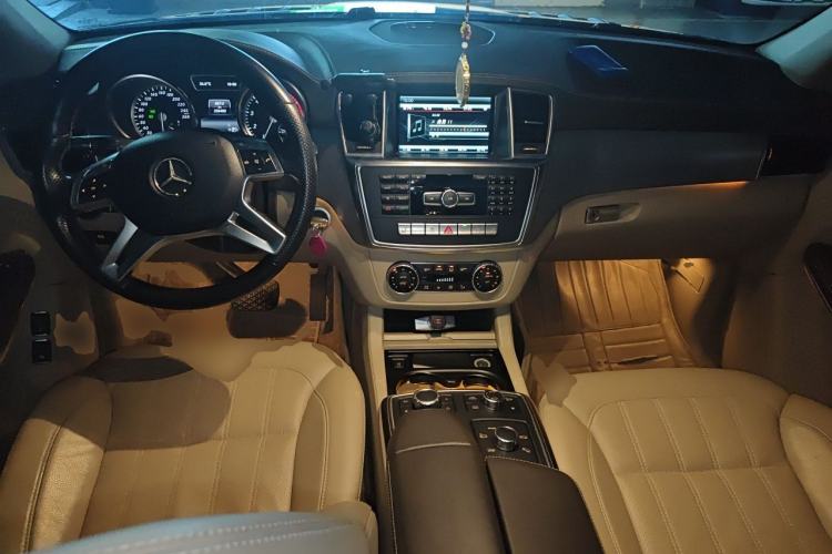 Used Mercedes-Benz GL-Class 2014 GL 400 4MATIC Dynamic Model Center Console