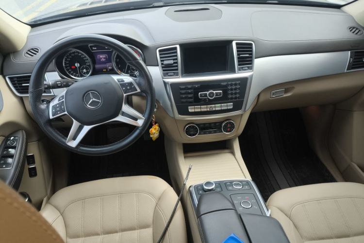 Used Mercedes-Benz GL-Class 2014 GL 400 4MATIC Dynamic Model Center Console