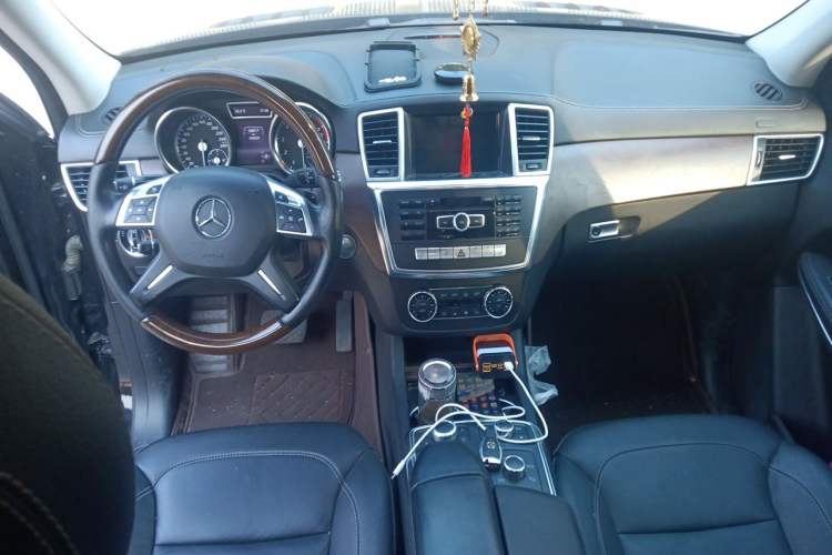 Used Mercedes-Benz GL-Class 2014 GL 400 4MATIC Luxury Model Center Console