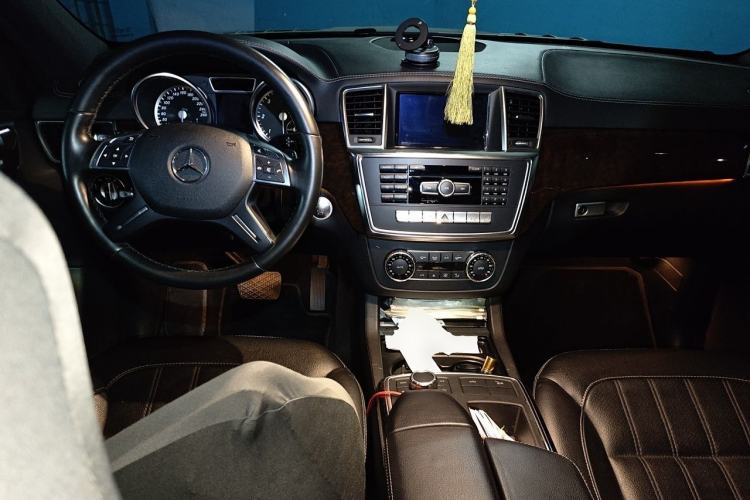 Used Mercedes-Benz GL-Class 2014 GL 350 CDI 4MATIC Center Console