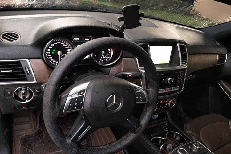 Used Mercedes-Benz GL-Class 2014 GL 400 4MATIC Luxury Model Center Console