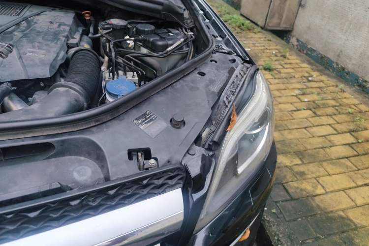 Used Mercedes-Benz GL-Class  Engine Bay Left