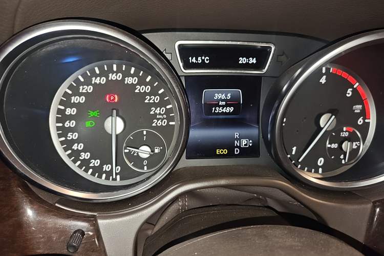 Used Mercedes-Benz GL-Class 2014 GL 350 CDI 4MATIC Odometer Close Up
