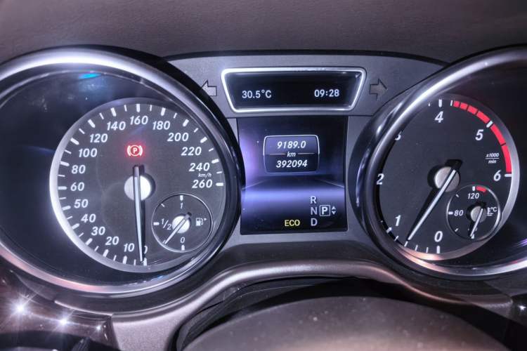 Used Mercedes-Benz GL-Class 2014 GL 350 CDI 4MATIC Odometer Close Up