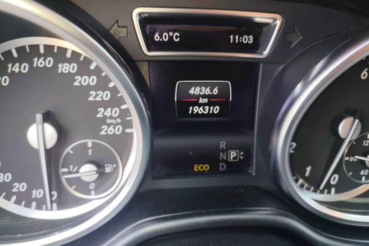 Used Mercedes-Benz GL-Class 2014 GL 400 4MATIC Dynamic Model Odometer Close Up