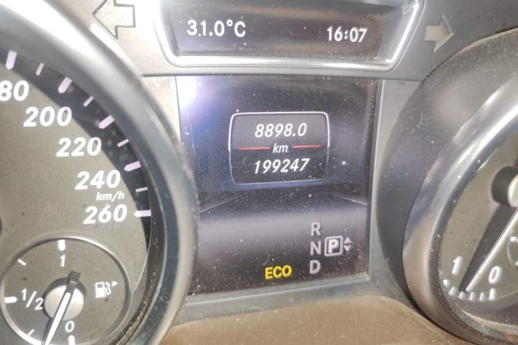 Used Mercedes-Benz GL-Class 2014 GL 400 4MATIC Dynamic Model Odometer Close Up