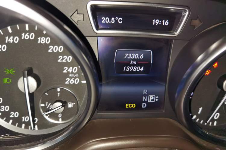 Used Mercedes-Benz GL-Class 2014 GL 400 4MATIC Dynamic Model Odometer Close Up