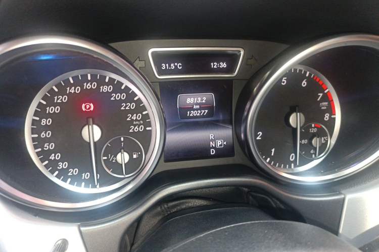 Used Mercedes-Benz GL-Class 2014 GL 400 4MATIC Dynamic Model Odometer Close Up