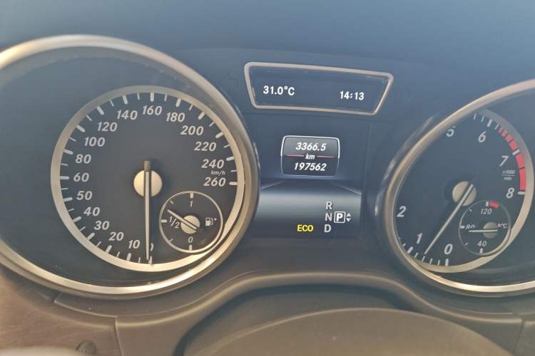 Used Mercedes-Benz GL-Class 2014 GL 400 4MATIC Luxury Model Odometer Close Up