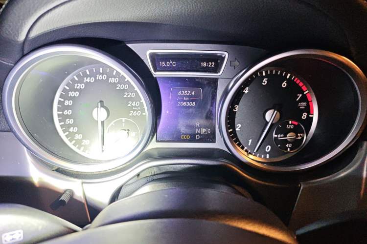 Used Mercedes-Benz GL-Class 2014 GL 400 4MATIC Dynamic Model Odometer Close Up