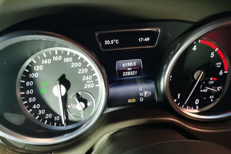 Used Mercedes-Benz GL-Class 2014 GL 350 CDI 4MATIC Odometer Close Up