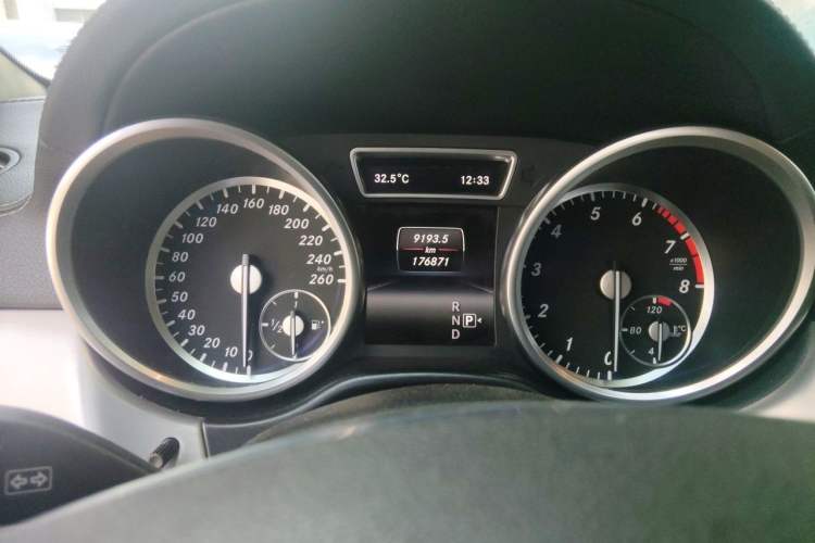 Used Mercedes-Benz GL-Class 2014 GL 400 4MATIC Dynamic Model Odometer Close Up