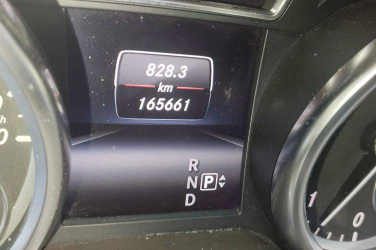 Used Mercedes-Benz GL-Class 2014 GL 350 CDI 4MATIC Odometer Close Up