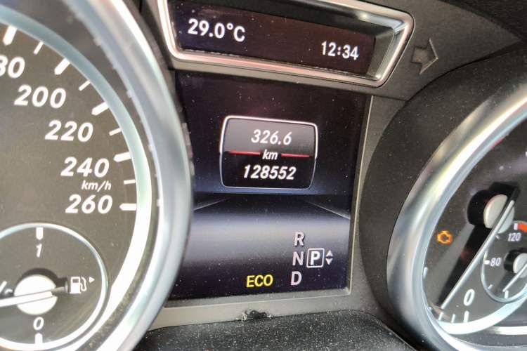 Used Mercedes-Benz GL-Class 2014 GL 350 CDI 4MATIC Odometer Close Up