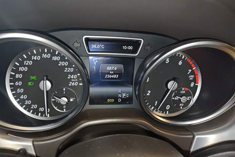 Used Mercedes-Benz GL-Class 2014 GL 400 4MATIC Dynamic Model Odometer Close Up